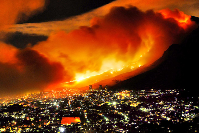 Cape Town 090318: Fire ripping through Devil's Peak. photo Daylin Paul